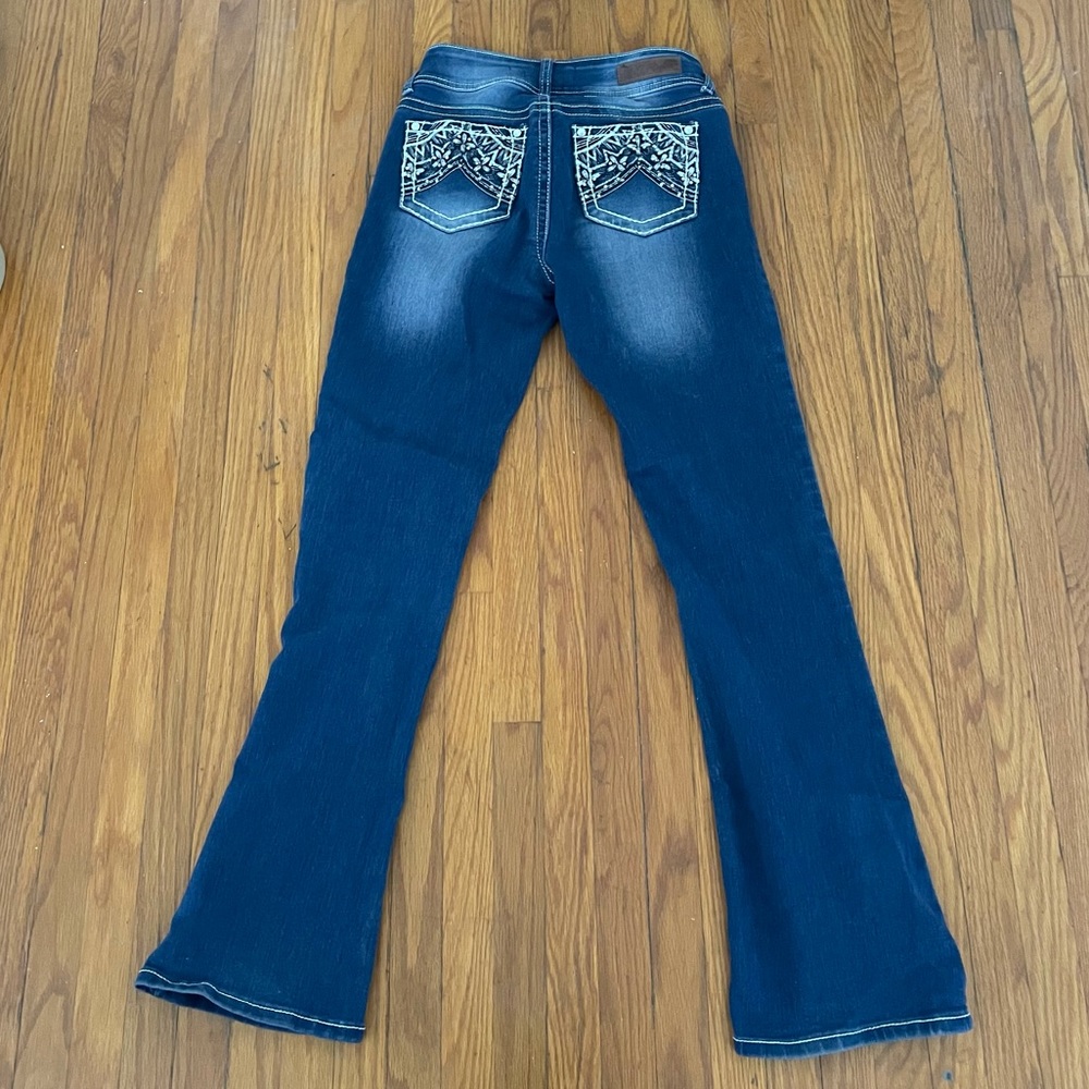 Wallflower curvy fit stretch jeans.